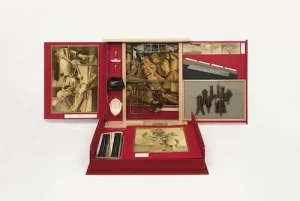 Marcel Duchamp- La Boîte en valise (série F), 1966, Laminated cardboard, red fabric and phototype 41.1 x 38.5 x 9.9 cm (16 1/8 x 15 1/8 x 3 7/8 in.)